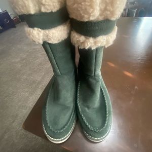 BEARPAW women boots, size 9, beautiful green color🎉🎊